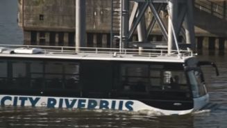 Schwimmender Bus: Neue Attraktion im Hamburger Hafen