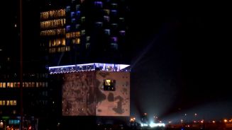 Im Regen: Elbphilharmonie feiert Premiere mit Lichtshow