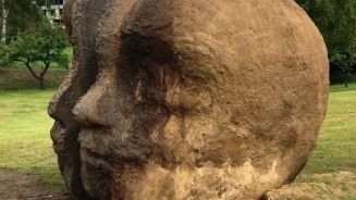 Schädel aus der Erde: Künstler kreiert massiven Kopf