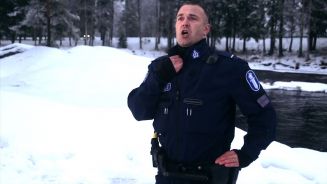 100 Jahre Freiheit für Finnland: Polizist singt Hymne