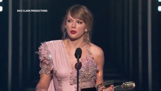 In Versace: Taylor Swift gibt ihr Red-Carpet-Comeback