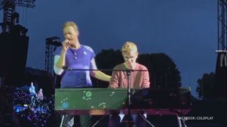 Kurzer Ruhm: Deutscher Fan spielt Keyboard für Coldplay